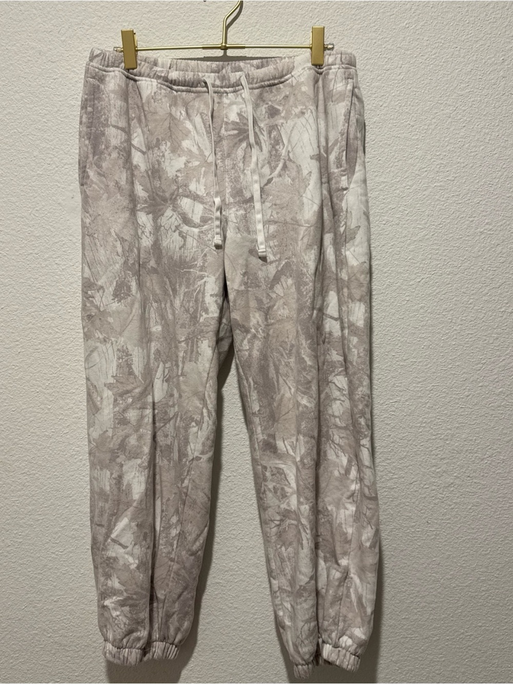 Hollister women’s Camo Sweatpants Size Small Short Length